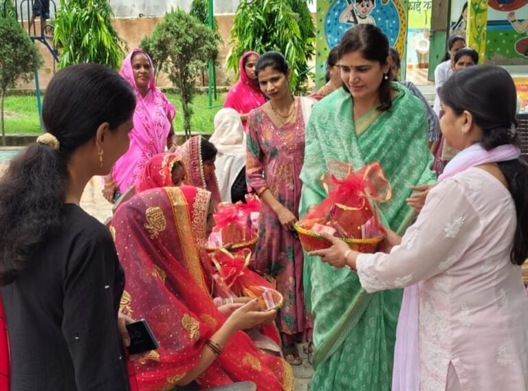 जन चौपाल में गर्भवती महिलाओं की गोद भराई करती राज्य महिला आयोग की सदस्य मनीषा अहलावत