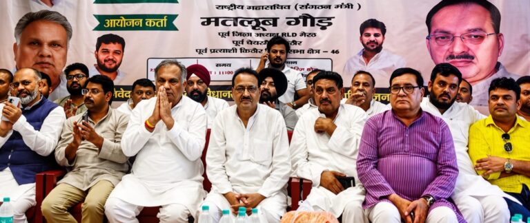 रालोद के संगठन विस्तार कार्यक्रम में लोगों का अभिवादन स्वीकार करते राष्ट्रीय महासचिव त्रिलोक त्यागी