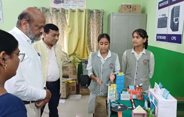 वाणिज्य प्रदर्शनी के मॉडल का अवलोकन करते प्रबंधक