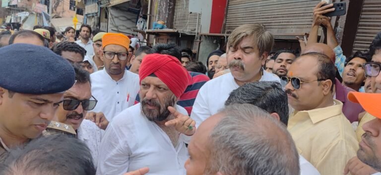नगर निगम की कार्रवाई का विरोध जताते कमल दत्त शर्मा