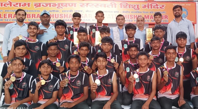 खो खो विजेता टीम के साथ सरस्वती शिशु मंदिर के प्रधानाचार्य