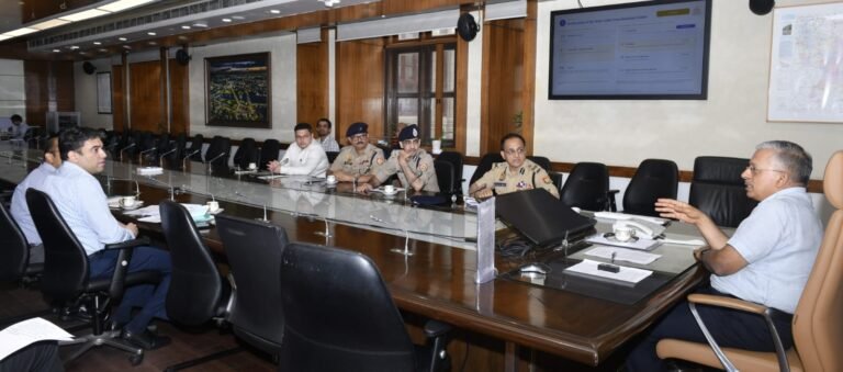 साइबर अपराध की रोकथाम को लेकर बैठक करते मुख्य सचिव एसपी गोयल