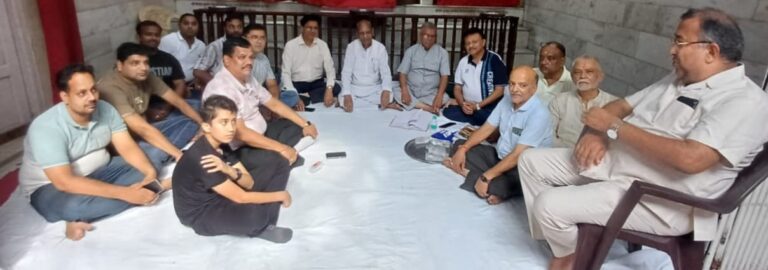 नई कार्यकारिणी को लेकर बैठक करते श्री फूलडोल कमेटी के सदस्य