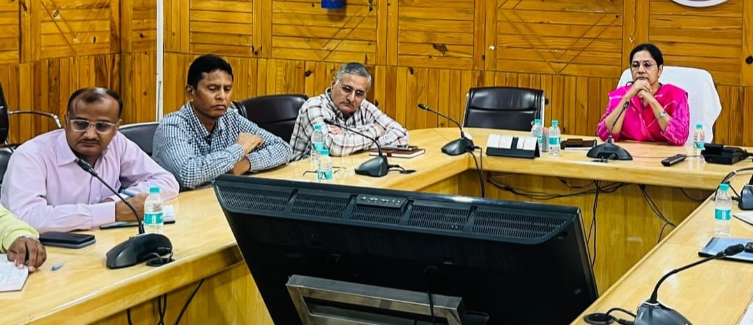 गन्ना सर्वेक्षण को हाई टैक बनाने को लेकर समीक्षा बैठक करते गन्ना अधिकारी