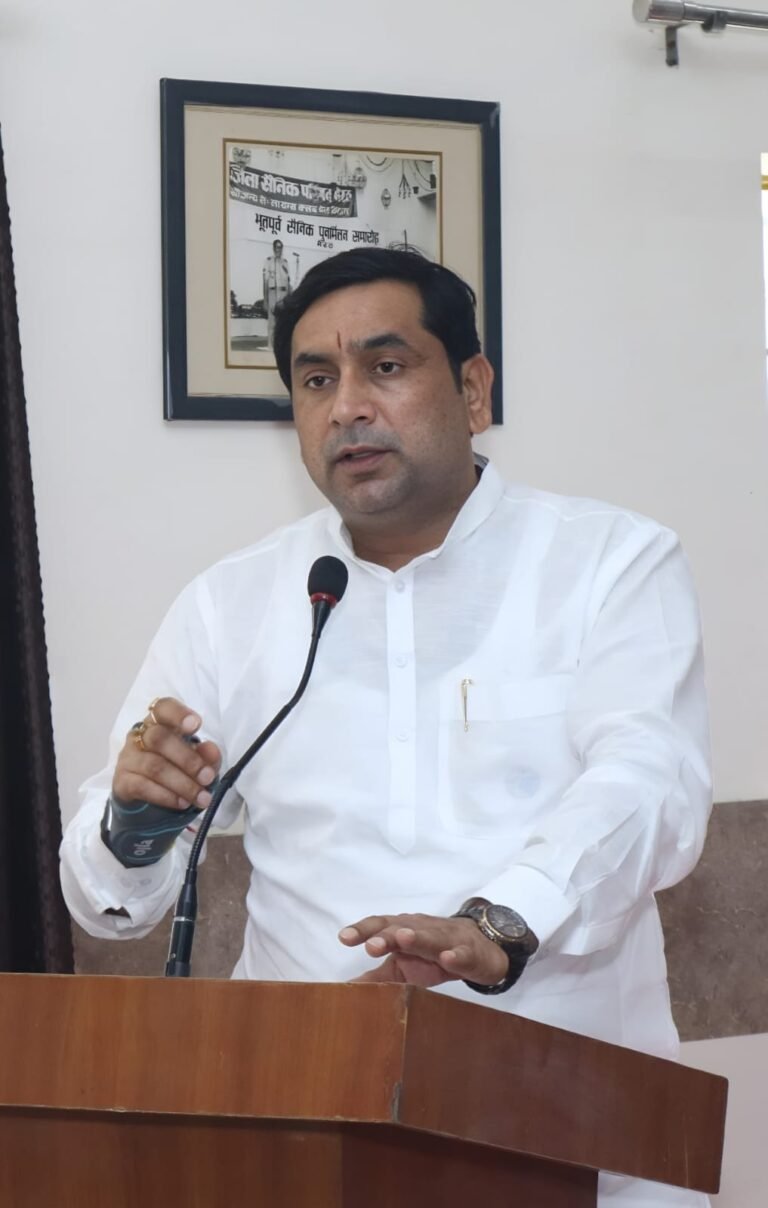 कारगिल विजय दिवस पर आयोजित कार्यक्रम में विचार रखते मंत्री सोमेंद्र तोमर
