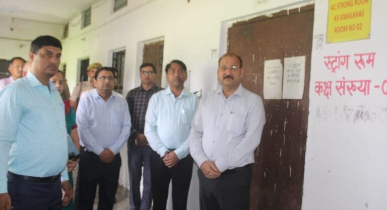 वी वी पैट वेयरहाउस का मासिक निरीक्षण करते मेरठ जिलाधिकारी डॉ वी के सिंह