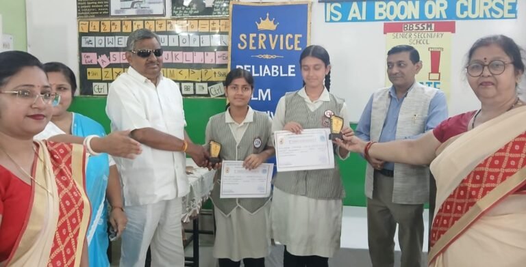वाद विवाद प्रतियोगिता में विजय प्रतिभागियों को पुरस्कार देते मुख्य अतिथि