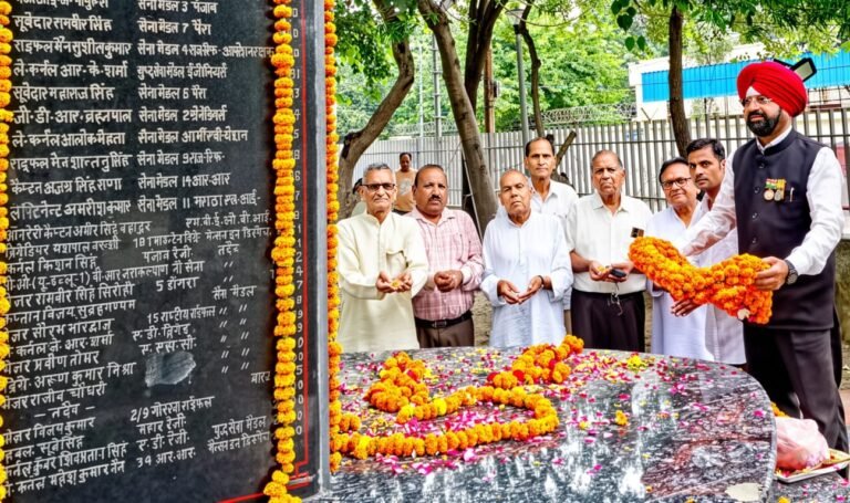 कारगिल विजय दिवस शहीद स्मारक पर श्रद्धांजलि अर्पित करते स्वतंत्रता संग्राम सेनानी परिवार ट्रस्ट के लोग