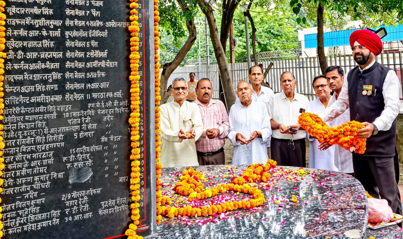 कारगिल विजय दिवस शहीद स्मारक पर श्रद्धांजलि अर्पित करते स्वतंत्रता संग्राम सेनानी परिवार ट्रस्ट के लोग
