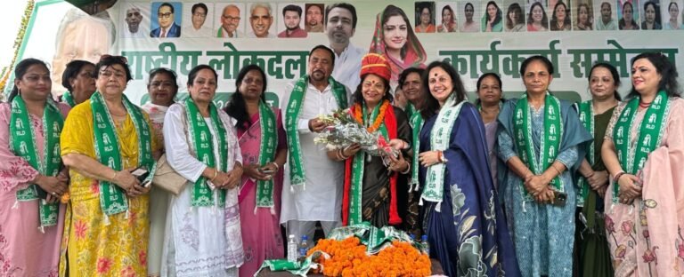 रालोद के महिला सम्मेलन में पुष्प गुच्छ देकर सम्मानित करते कार्यकर्ता