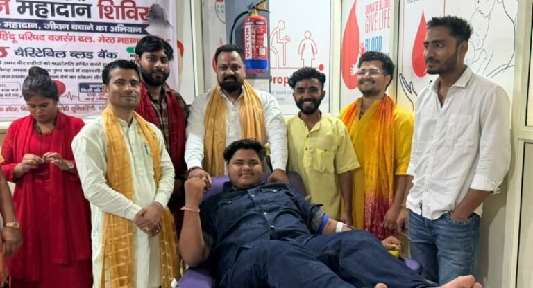 विजय दिवस पर रक्तदान करते बजरंग दल कार्यकर्ता