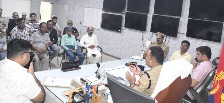 चेहल्लुम पर्व को लेकर पीस कमेटी की बैठक को संबोधित करते एस पी सिटी विनायक गोपाल भोंसले