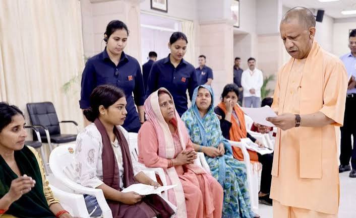 जनता दरबार में समस्या सुनते उत्तर प्रदेश सरकार में मुख्यमंत्री योगी आदित्यनाथ