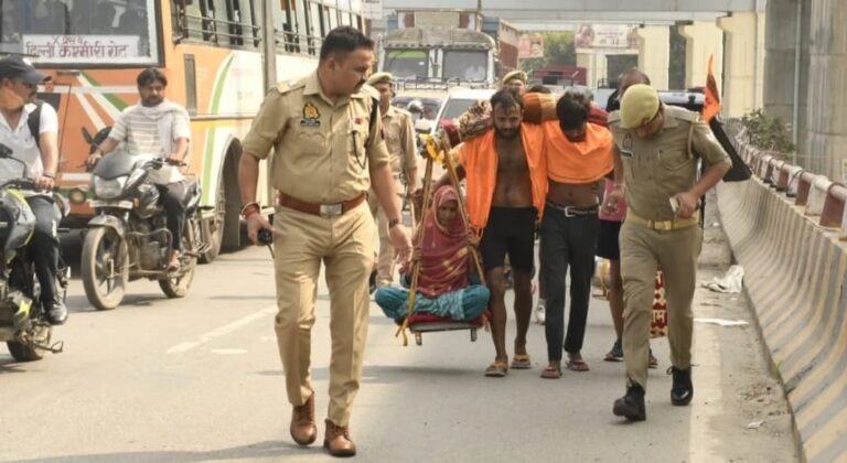परतापुर क्षेत्र में कावड़ यात्रियों का सहयोग करते एसपी सिटी विनायक गोपाल भोसले