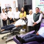 28 वे स्थापना दिवस पर आयोजित शिविर में रक्तदान करते लोग