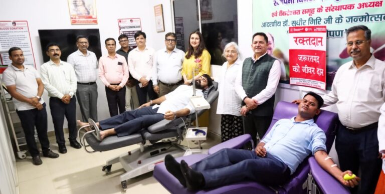 28 वे स्थापना दिवस पर आयोजित शिविर में रक्तदान करते लोग