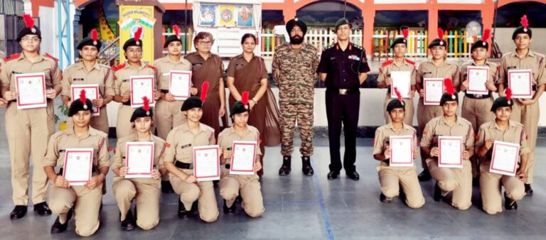 एनसीसी प्रक्रिया में चयनित छात्राएं