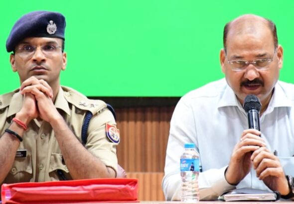 कावड़ यात्रा को लेकर समीक्षा बैठक करते डीएम एवं एसएसपी मेरठ