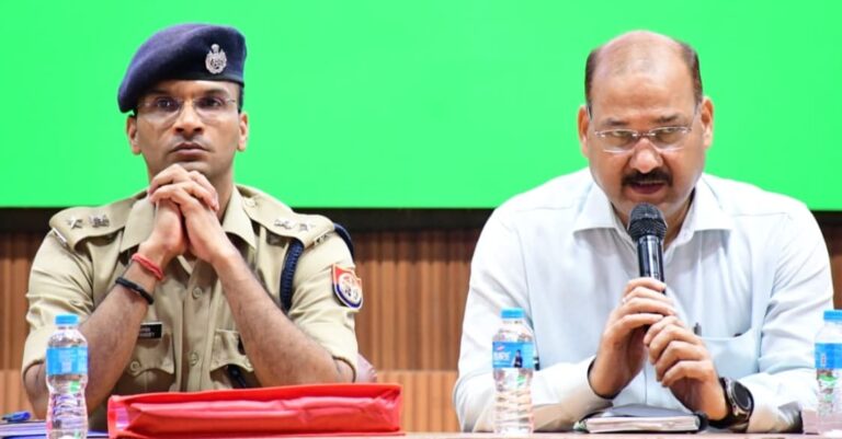 कावड़ यात्रा को लेकर समीक्षा बैठक करते डीएम एवं एसएसपी मेरठ