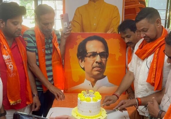 उद्धव ठाकरे का जन्मदिन मनाते शिव सैनिक