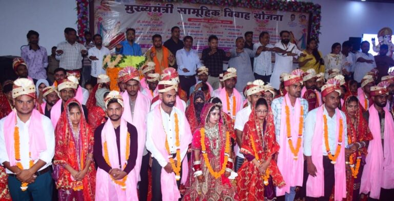 वैवाहिक बंधन में बंधे जोड़े