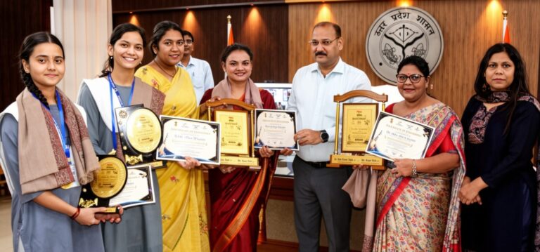 मिशन शक्ति सैट प्रतियोगिता के राष्ट्रीय फाइनलिस्ट को सम्मानित करते मेरठ जिलाधिकारी वी के सिंह