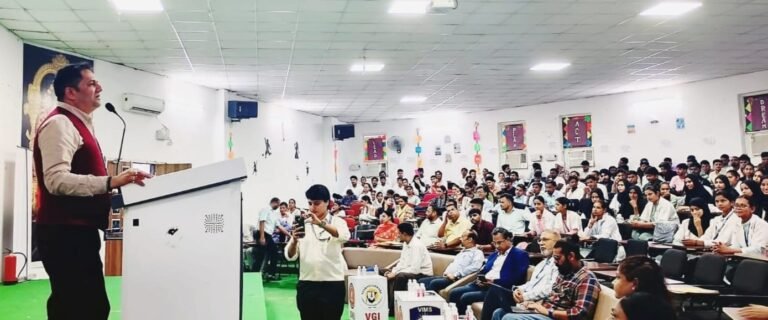 ए आई ओरियंटेशन कार्यशाला को संबोधित करते मुख्य वक्ता