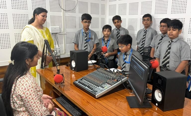 पत्रकारिता स्कूल में जानकारी लेते इंटरनेशनल स्कूल के छात्रा