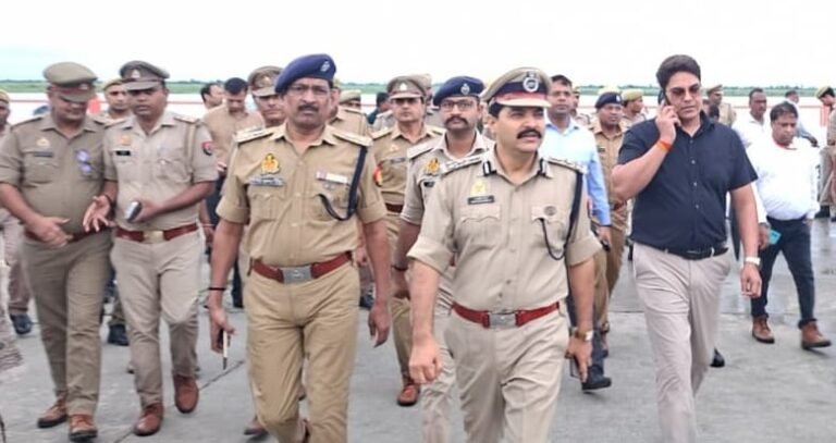 बुलंदशहर के कांवड़ मार्ग का निरीक्षण करते डी आई जी कलानिधि नैथानी एवं मंडलायुक्त भानु चंद्र गोस्वामी
