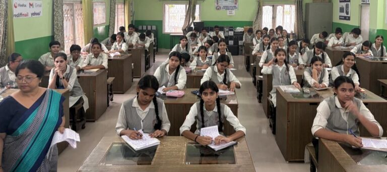 निबंध प्रतियोगिता में प्रतिभाग करती सरस्वती शिशु मंदिर की छात्राएं