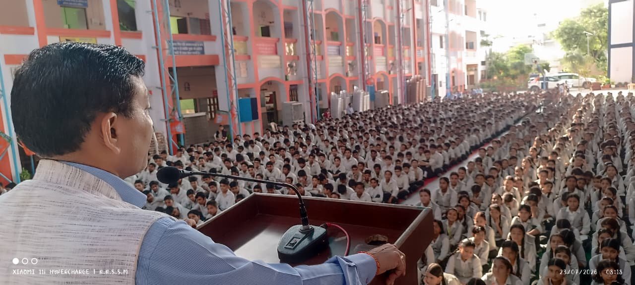 शिशु मंदिर में गुरु पूर्णिमा के अवसर पर आयोजित कार्यक्रम को संबोधित करते वक्ता