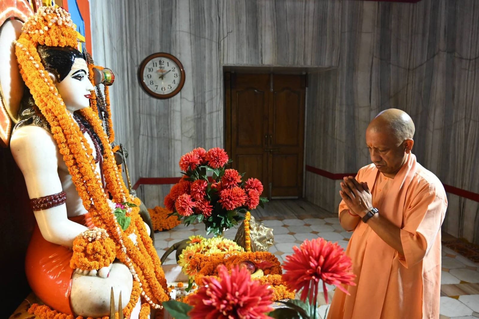 गोरखनाथ मंदिर में दर्शन पूजन करते मुख्यमंत्री योगी आदित्य नाथ