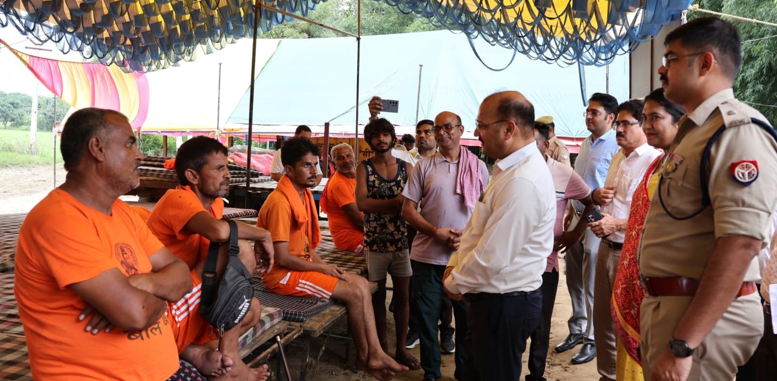 कांवड़ियों से वार्ता करते जिलाधिकारी मेरठ डॉ वी.के सिंह