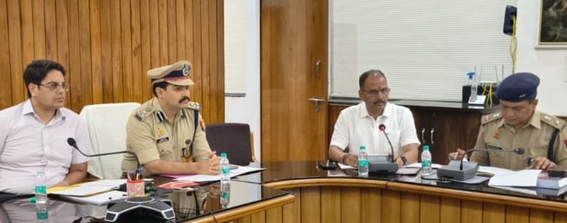 मंडलीय उद्योग बंधु की बैठक को संबोधित करते मंडलायुक्त