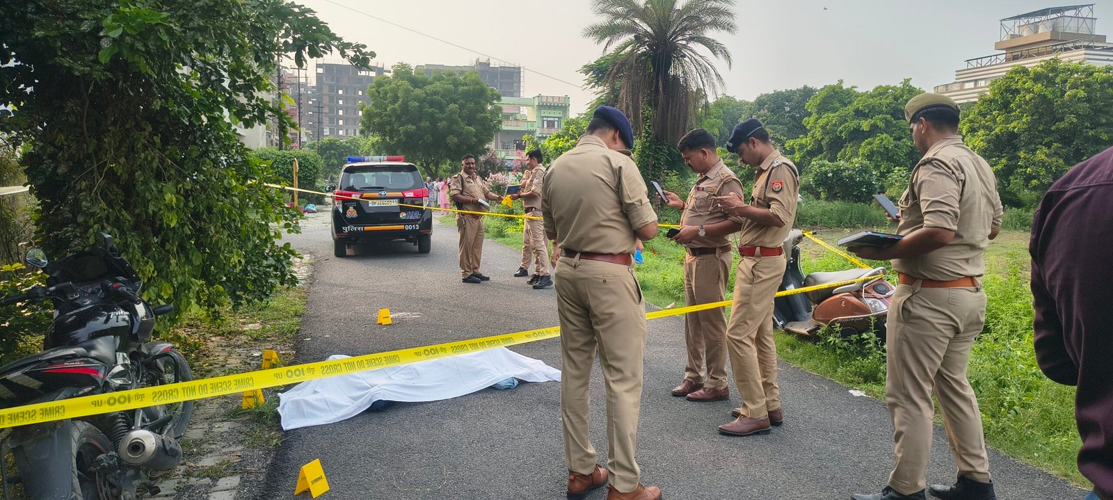 घटनास्थल का निरक्षण करते पुलिस अधिकारी