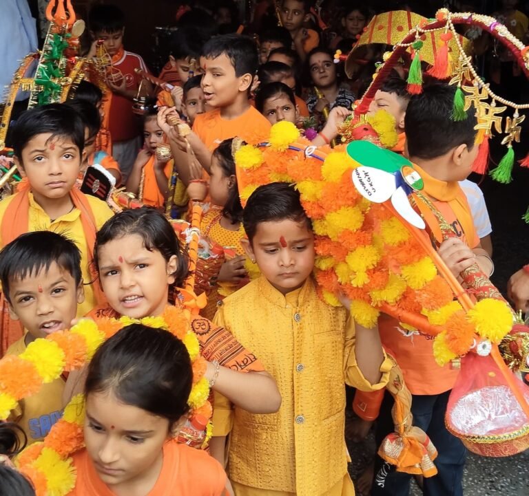 शिशु वाटिका में बच्चों को समझाया कावड़ का महत्व
