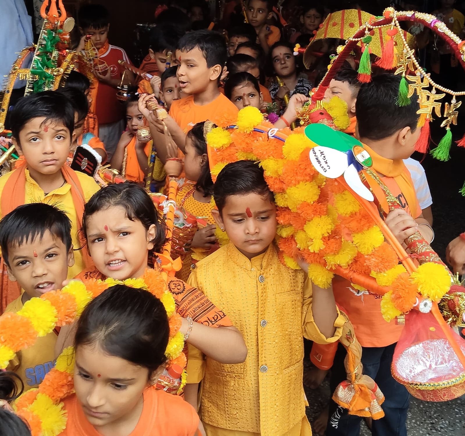 शिशु वाटिका में बच्चों को समझाया कावड़ का महत्व