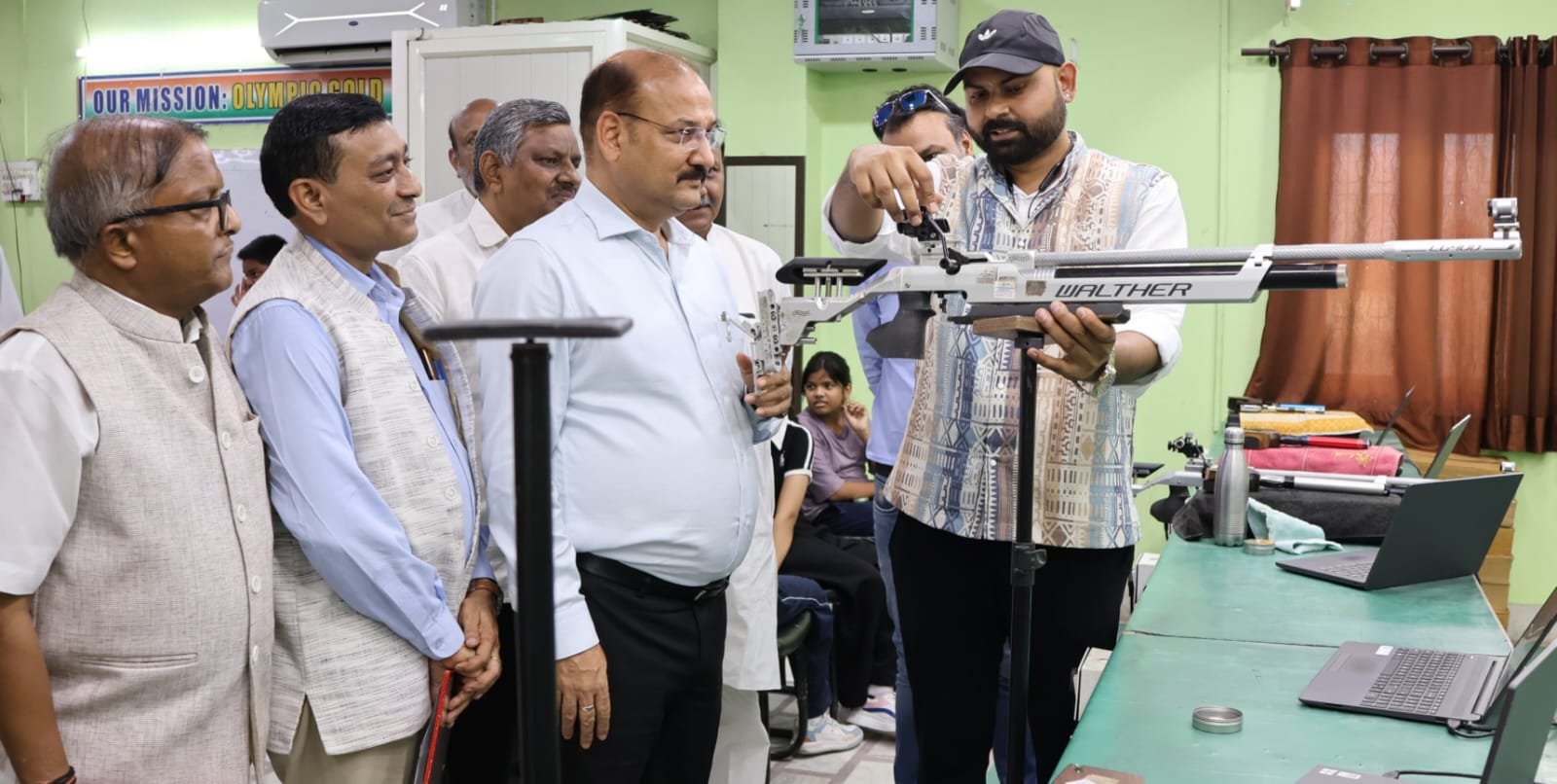 शूटिंग की तकनीकी जानकारी लेते मेरठ जिलाधिकारी वी के सिंह
