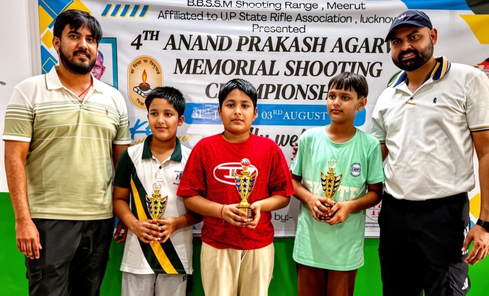 निशानेबाजों को पुरस्कृत करते आयोजक