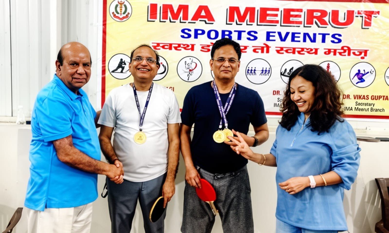 विजेताओं को मेडल प्रदान करते आयोजक