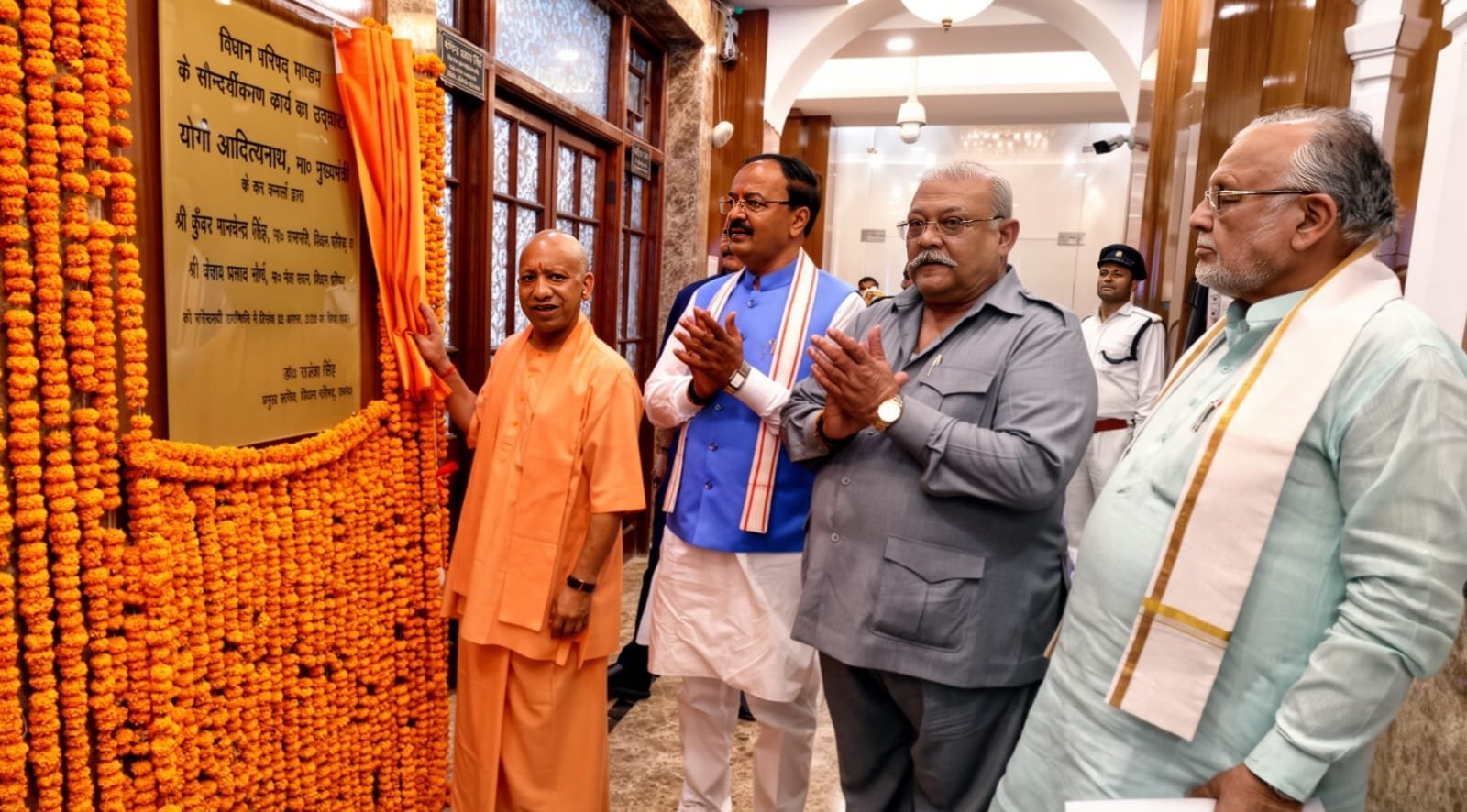 विधान भवन में नवीनीकृत कॉरिडोर का लोकार्पण करते उत्तर प्रदेश मुख्यमंत्री योगी आदित्यनाथ