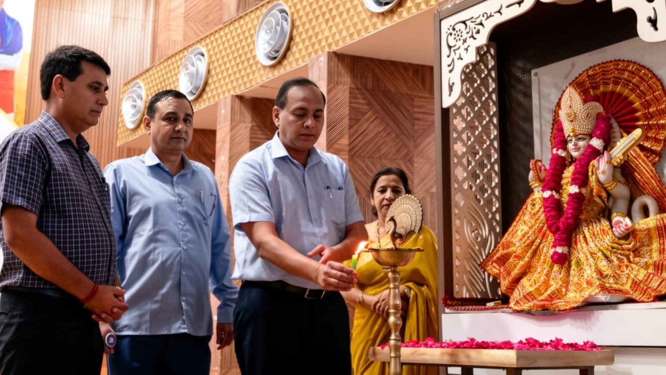 कार्यक्रम का दीप प्रज्वलित कर शुभारंभ करते मुख्य अतिथि