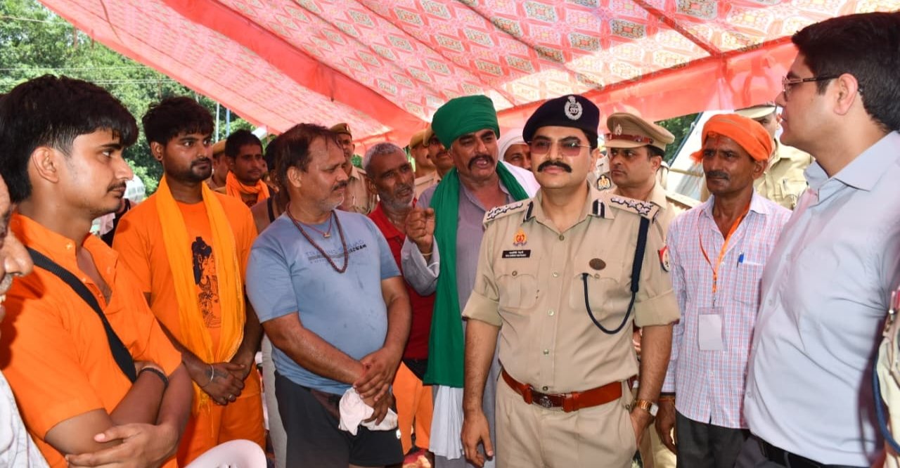 गंग नहर पटरी मार्ग पर कांवड़ियों से वार्ता करते डीआईजी कलानिधि नैथानी