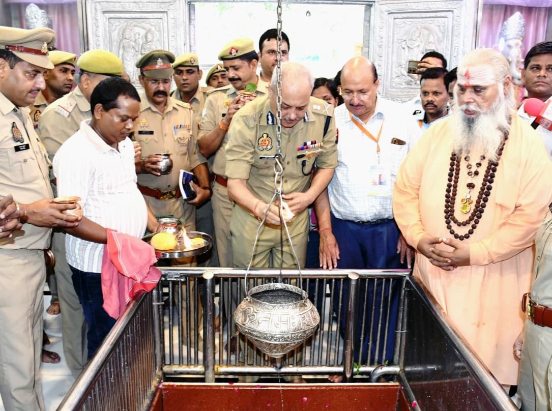 मेरठ के प्रसिद्ध औघड़नाथ मंदिर में जलाभिषेक करते ए डी जी भानु चंद्र भास्कर