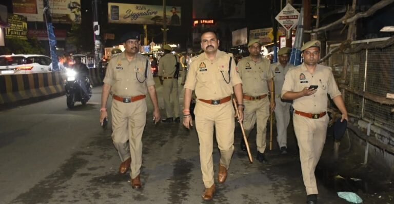 बेगमपुल से दिल्ली रोड तक किया फ्लैग मार्च
