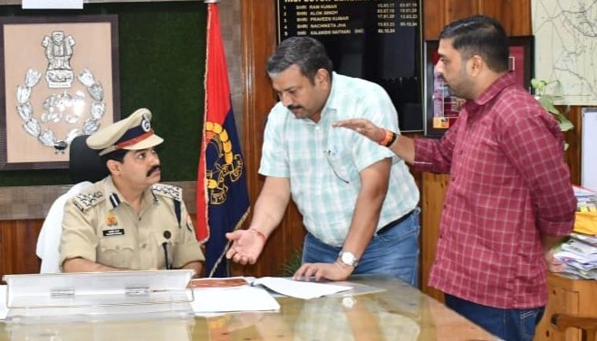 अधीनस्थों से विचार विमर्श करते कलानिधि नैथानी (डी आई जी मेरठ परिक्षेत्र)