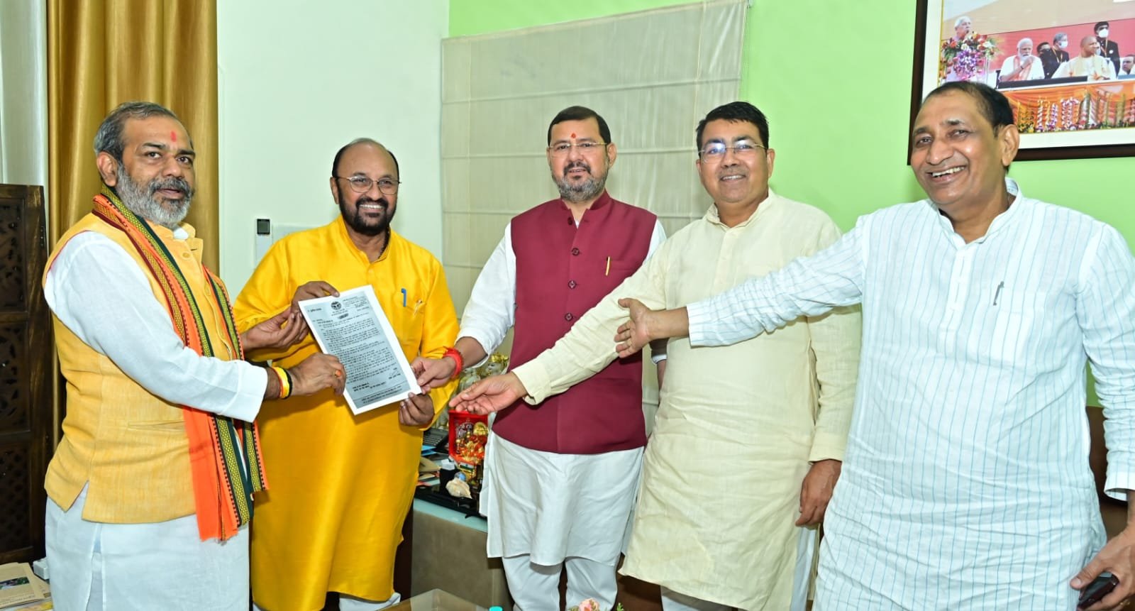 अनुसंधान विश्वविद्यालय की मांग को लेकर ज्ञापन देते पंडित सुनील भड़ला