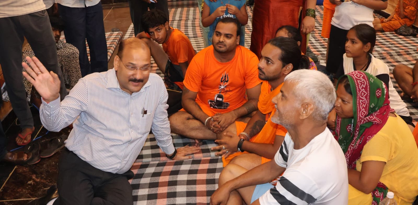 शिविर में कंवरिया से वार्ता करते मेरठ जिलाधिकारी डॉ वी के सिंह