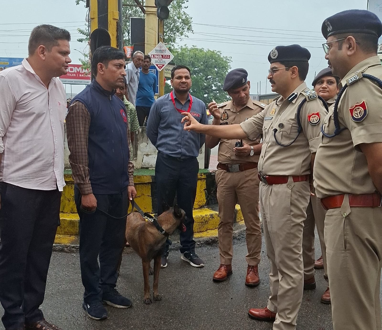 सुरक्षा व्यवस्था का जायजा लेते कलानिधि नैथानी (डी आई जी मेरठ)