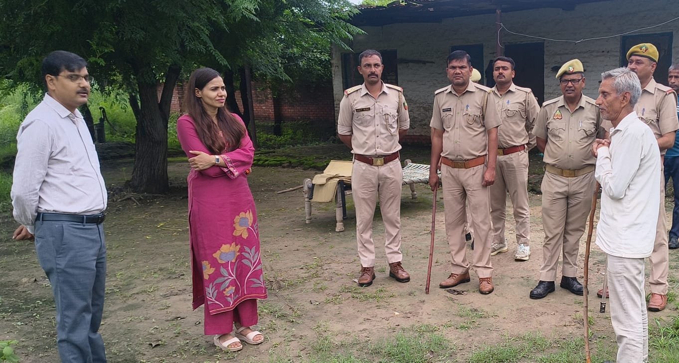 तेंदुए की गतिविधियों को लेकर क्षेत्रीय लोगों से वार्ता करते वन विभाग के अधिकारी